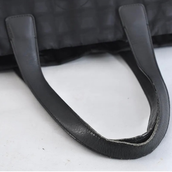 This is an authentic CHANEL New Travel Line Shoulder Tote Bag. - Picture 4 of 11